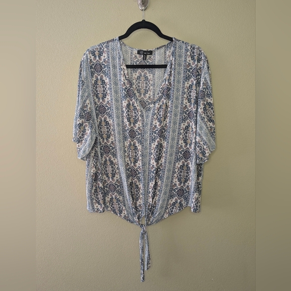 1010- Elegant Blue and White Patterned Women's Blouse Size XXL V-Neck - Picture 1 of 8